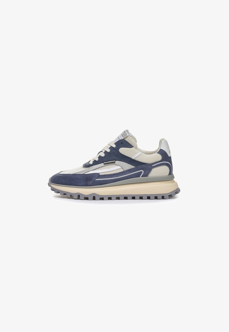 Sneakers sportivi navy e beige realizzati in materiali rete, suede e gomma. Presentano una suola spessa, lacci e accenti decorativi sulla linguetta.