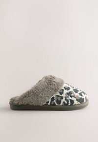 Chausson à motif léopard avec une tige en tissu tissé beige et gris, un col en fausse fourrure grise douce et une semelle plate verte.