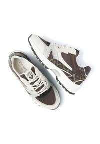 Bruine en beige sneakers met een bovenwerk van mesh, leren accenten, een luipaardprint zijpaneel en een gestructureerde rubberen zool.