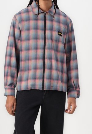 Karierte Reißverschluss-Hemdjacke in Blau, Pink und Grau mit langen Ärmeln und einem Knopfmanschettenabschluss. Verfügt über eine Brusttasche mit einem schwarzen Logo-Patch.