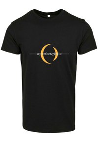 Juodas medvilninis marškinėliai su centriniu grafiniu dizainu, vaizduojančiu du mėnulio pjūvius, oranžine ir balta spalvomis, su užrašu "aperfectcircle". Trumpomis rankovėmis, apvaliu kaklu.
