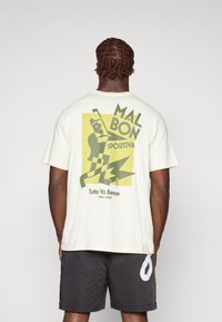 Hvid bomulds t-shirt med et grafisk design på ryggen i grøn og gul, med teksten "MALBON SPORTIVA" og geometriske former.