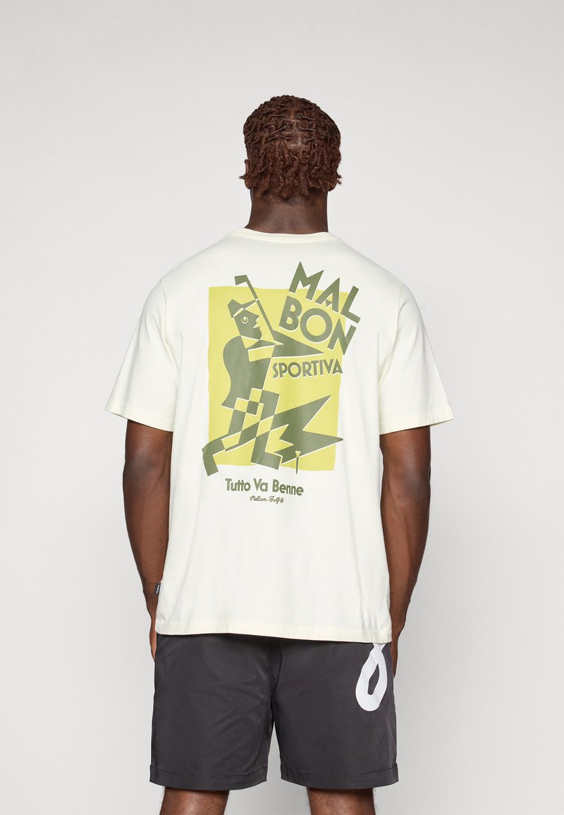 Hvid bomulds t-shirt med et grafisk design på ryggen i grøn og gul, med teksten "MALBON SPORTIVA" og geometriske former.