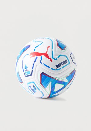 Ballon de football Puma Nitro blanc avec des motifs géométriques bleus, rouges et verts et logo Serie A sur un fond clair uni.