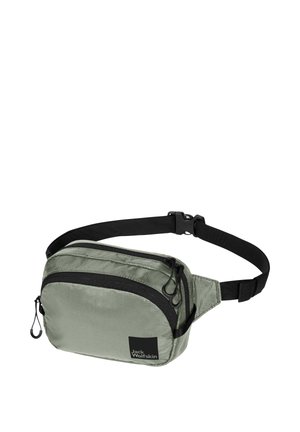 Fanny pack in lichtgroene nylon met een gestructureerde afwerking. Voorzien van een zwarte rits, zijzak en verstelbare zwarte schouderband. Jack Wolfskin-logo aanwezig.