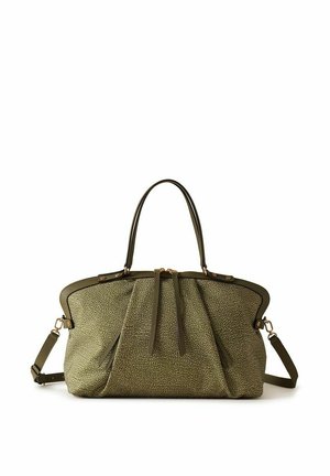 Borsa a mano in verde oliva con texture, dotata di due manici e tracolla removibile, con dettagli in metallo dorato e cinghie decorative frontali.