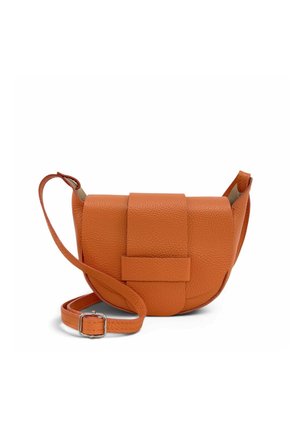 Petit sac bandoulière en cuir orange avec une rabat courbé et une sangle ajustable avec boucle métallique, présenté sur fond blanc.