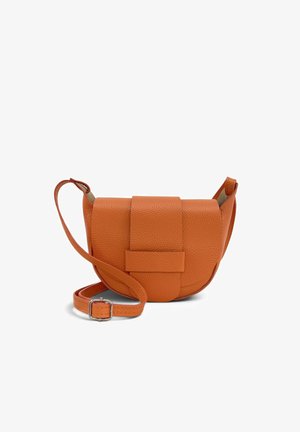 Petit sac bandoulière en cuir orange avec une rabat courbé et une sangle ajustable avec boucle métallique, présenté sur fond blanc.