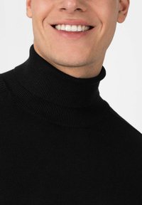 Schwarzer Rollkragenpullover aus gestricktem Stoff. Verfügt über einen gerippten Kragen und Textur, entworfen für eine enge Passform am Hals.
