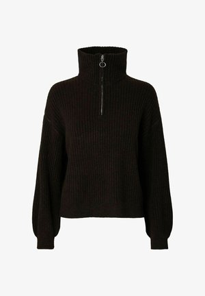 Svart ribbestrikket genser med høy krage og front-halvglidelås med en rund sølvfarget drager, lange ermer med tettsittende mansjetter.