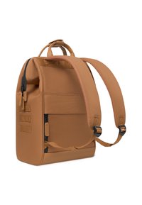 Sac à dos en tissu marron avec un design structuré, des poches zippées, des bretelles ajustables et une poignée supérieure pour un transport facile.