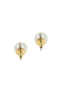 Gouden stud oorbellen met ronde faux parels, een gladde afwerking en een kleine post voor bevestiging. De parels zijn licht crème van kleur.