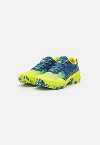 Laufschuhe mit einem Obermaterial aus Mesh in leuchtendem Gelb und Blau, ausgestattet mit strukturierten Akzenten, einer gemusterten Sohle und einer verstärkten Zehenkappe.