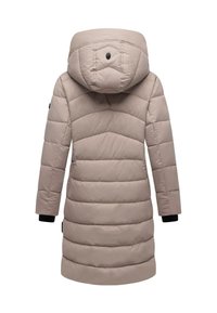 Lange beige gewatteerde winterjas met capuchon, zwarte binnenmanchetten en een klein zwart embleem op de achterkant van de capuchon.