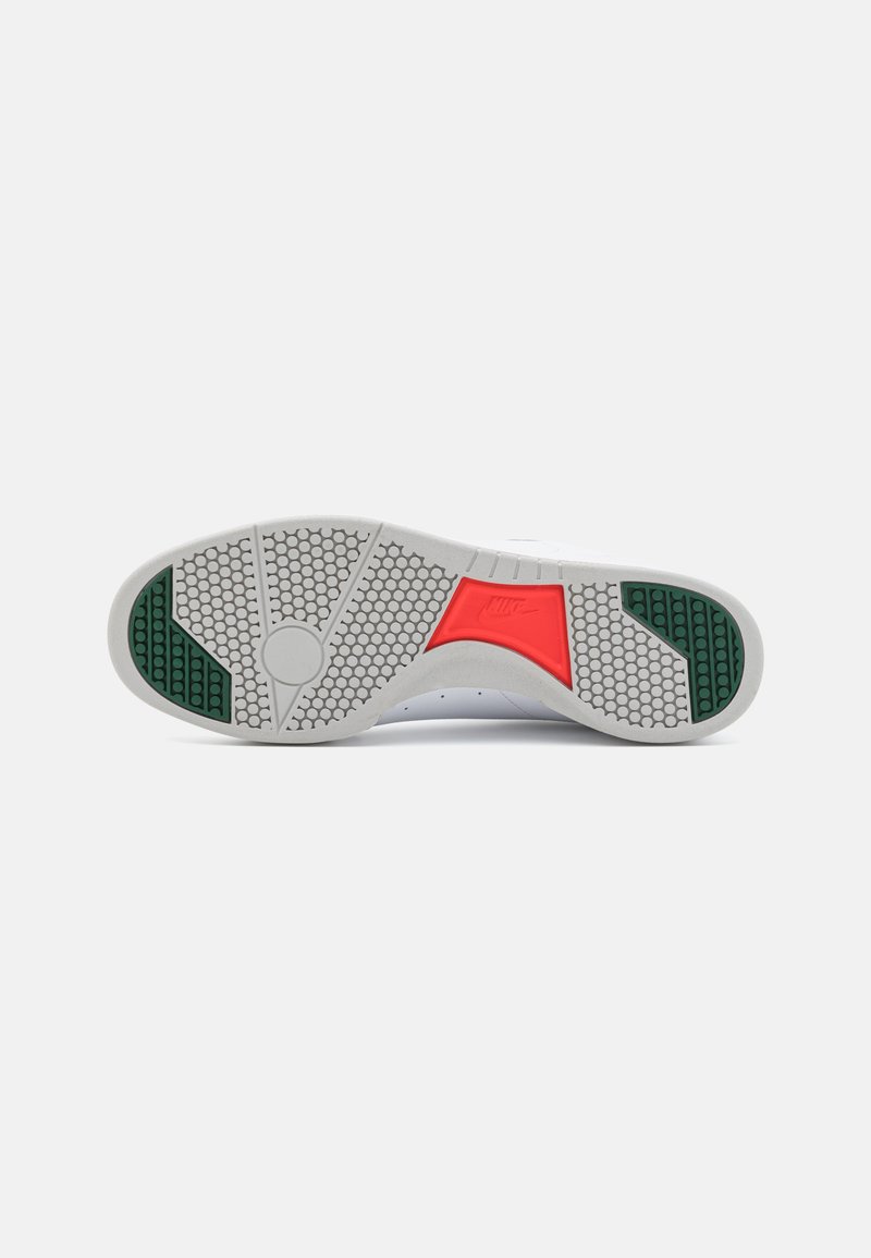 Semelle de chaussure présentant un motif texturé en gris avec des accents rouges et verts. Le design à grip hexagonal améliore l'adhérence et la durabilité.