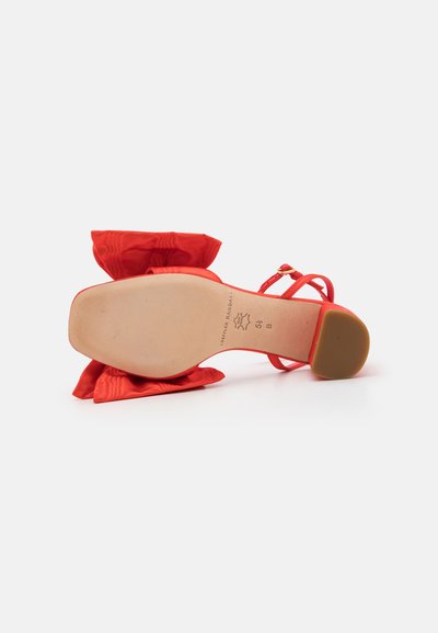 Loeffler Randall CARMEN BOW - Sandaalit nilkkaremmillä - red