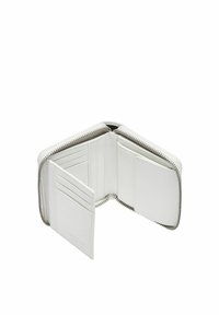 Portefeuille blanc en cuir pliant en deux, ouvert pour montrer plusieurs emplacements pour cartes, une pochette zippée pour pièces de monnaie et un grand compartiment pour les billets.