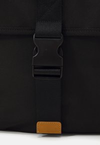 Tommy Jeans ESSENTIAL DAILY MESSENGER UNISEX - Torba preko tijela - black