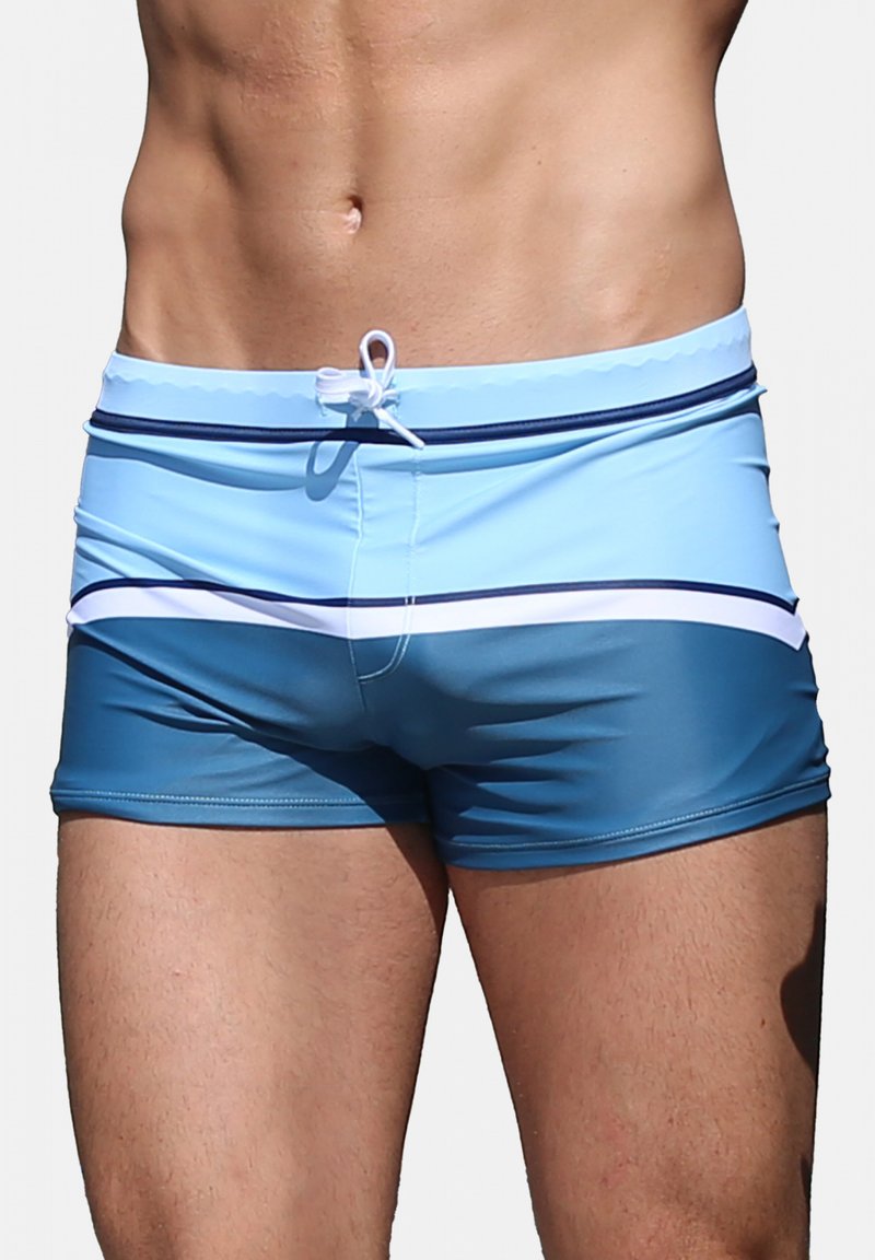 Shorts de bain pour hommes en bleu clair et marine, avec des rayures horizontales, une taille à cordon de serrage et un tissu lisse et extensible.