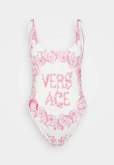 Vitt baddräkt i ett stycke med ett intrikat rosa blommönster och ordet "VERSACE" tydligt visat i rosa text.