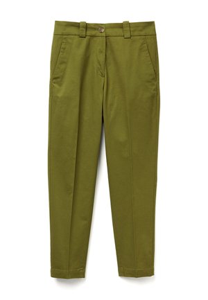 Pantaloni in cotone verde oliva con due tasche frontali, chiusura con bottone e vestibilità tapered. Presenta cuciture pulite e una finitura liscia e opaca.