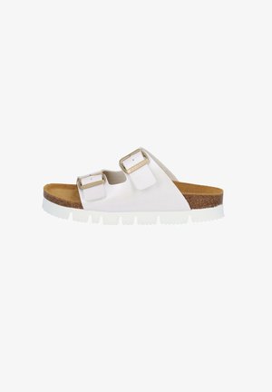 Witte slipper sandalen met twee verstelbare banden, metalen gespen en een kurken voetbed. De zool heeft een gepolijst, witte rubberen onderkant.