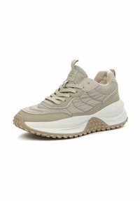 Beige sneaker met een gestructureerde bovenkant, een gevoerde tong en een rubberen zool met ronde noppen. Kenmerkt zich door contrasterende gladde en gestikte delen.