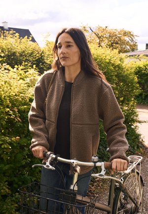 PULZ, PZELENORA - Veste polaire - walnut