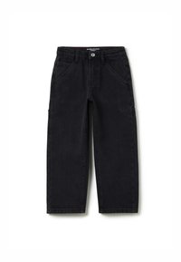 Pantalones vaqueros rectos negros con bucles para cinturón, botón frontal y múltiples bolsillos sobre un fondo blanco.