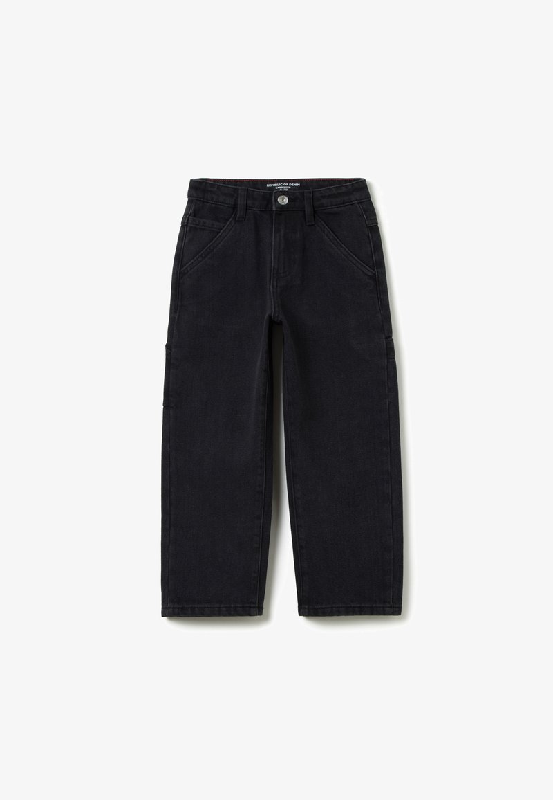 Pantalones vaqueros rectos negros con bucles para cinturón, botón frontal y múltiples bolsillos sobre un fondo blanco.