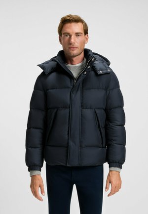 Navy Steppjacke mit einem Reißverschluss vorne, großer Kapuze und zwei vorderen Taschen. Mit gesteppten Abschnitten und gerippten Bündchen.
