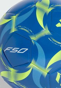 Plavi nogometni lopta s žutim i svijetloplavim valnim uzorcima, označena s "F50" i "MESSI", dizajnirana s heksagonalnim panelima i sjajnim završnim slojem.