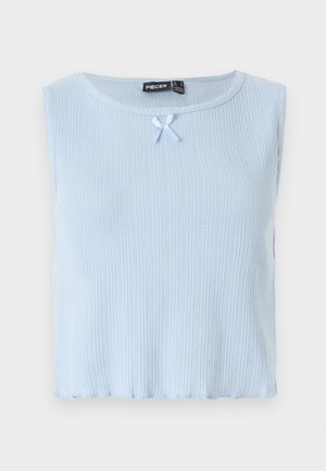 Világoskék ujjatlan felső, bordás szerkezetű, kerek nyakkivágással, kis masni díszítéssel, ellazult fazonnal és enyhén ívelt hem.