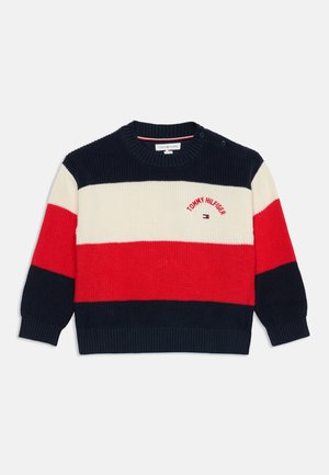 Børne strikket sweater med marineblå, hvide og røde vandrette striber, lange ærmer og "Tommy Hilfiger" logo broderet på brystet.