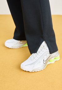 SHOX R4 - Sporta apavi - white/metallic silver/volt/black