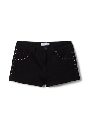 Pantalones cortos vaqueros negros con botón delantero, trabillas para cinturón, dos bolsillos y detalles de tachuelas metálicas a lo largo de los bordes de los bolsillos.