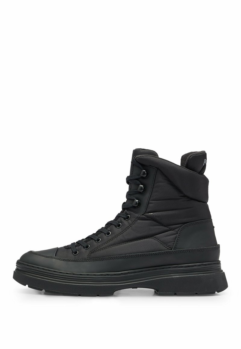 Botte basket noire montante avec col rembourré à la cheville, lacets sur le devant et semelle épaisse texturée, montrée de profil sur fond blanc.