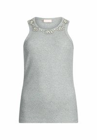 Haut en maille gris clair sans manches avec col rond et ornements décoratifs en perles argentées autour du col.