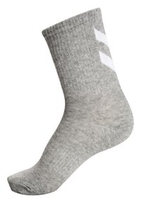Calcetín de algodón gris con textura acanalada, de longitud hasta la mitad de la pantorrilla, y un diseño de chevrón blanco en el costado.