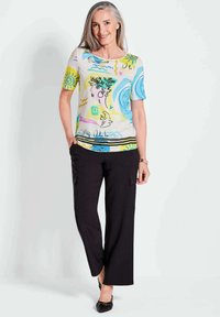 Multicolore graphic t-shirt met abstracte ontwerpen, korte mouwen, gecombineerd met zwarte wijde cargo broek. Soepele stofstructuur, casual pasvorm.