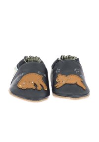 Pantofole in pelle nere con applicazioni a forma di orso bruno, bordi elastici e suole beige. Presentano ricami a forma di stella e un morbido rivestimento interno.