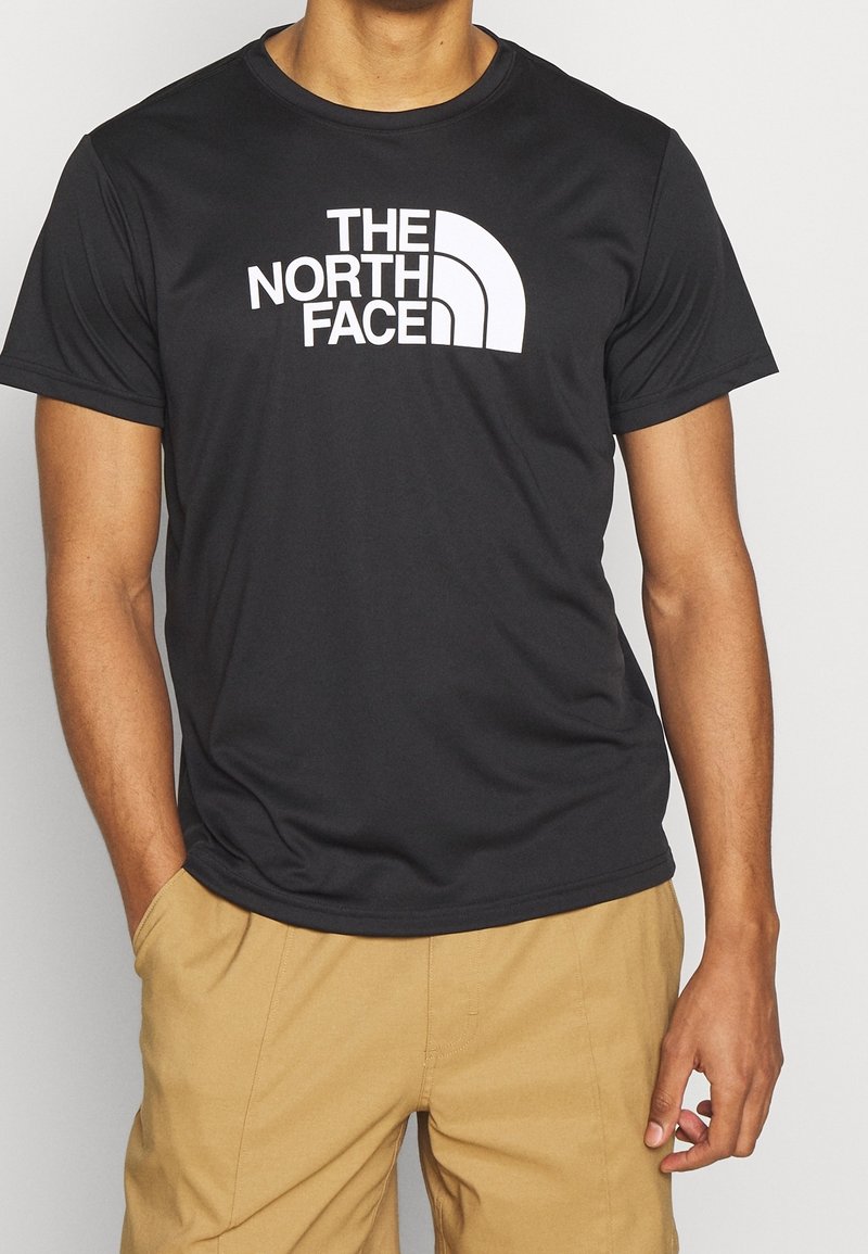 Černé tričko vyrobené z hladkého materiálu, s bílým logem "The North Face" uprostřed, krátkými rukávy a kulatým výstřihem.