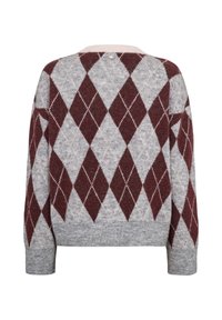 Pull tricoté à motif losanges gris et bordeaux, manches longues et poignets, ourlet et encolure côtelés, vu de dos.