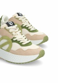Sneakers leggeri combinano mesh bianco sporco e suede con accenti beige e verdi. Presentano una suola bianca testurizzata e un logo sulla linguetta.