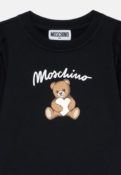 Felpa nera con grafica di un orsetto che tiene un cuore. Tessuto in cotone morbido con scollo a costine e logo "Moschino" in bianco.