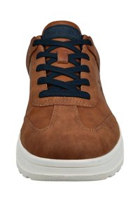 Braune Ledersneaker mit schwarzen Schnürsenkeln und weißer Gummisohle, von vorne auf weißem Hintergrund gezeigt.