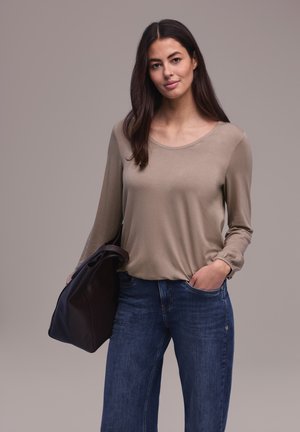 - Bluzka z długim rękawem