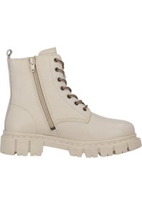 Bottes cheville beiges avec une finition en cuir texturé, dotées d'une fermeture éclair sur le côté et de lacets marron, reposant sur une semelle épaisse et robuste.