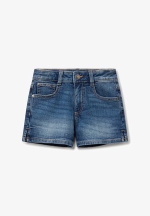 Shorts en denim bleu avec bouton à l'avant, fermeture éclair, passants pour ceinture et style à cinq poches, présentant une légère décoloration et de petites fentes latérales.