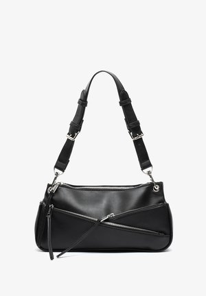 Borsa a spalla in pelle nera con forma curvata, caratterizzata da cerniere diagonali e una tracolla removibile. Texture liscia con accenti in metallo argentato.